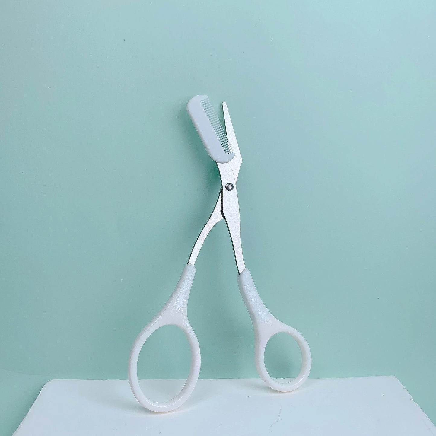 Tijera para Recortar Cejas Rosada con Peine Incorporado, Acero Inoxidable